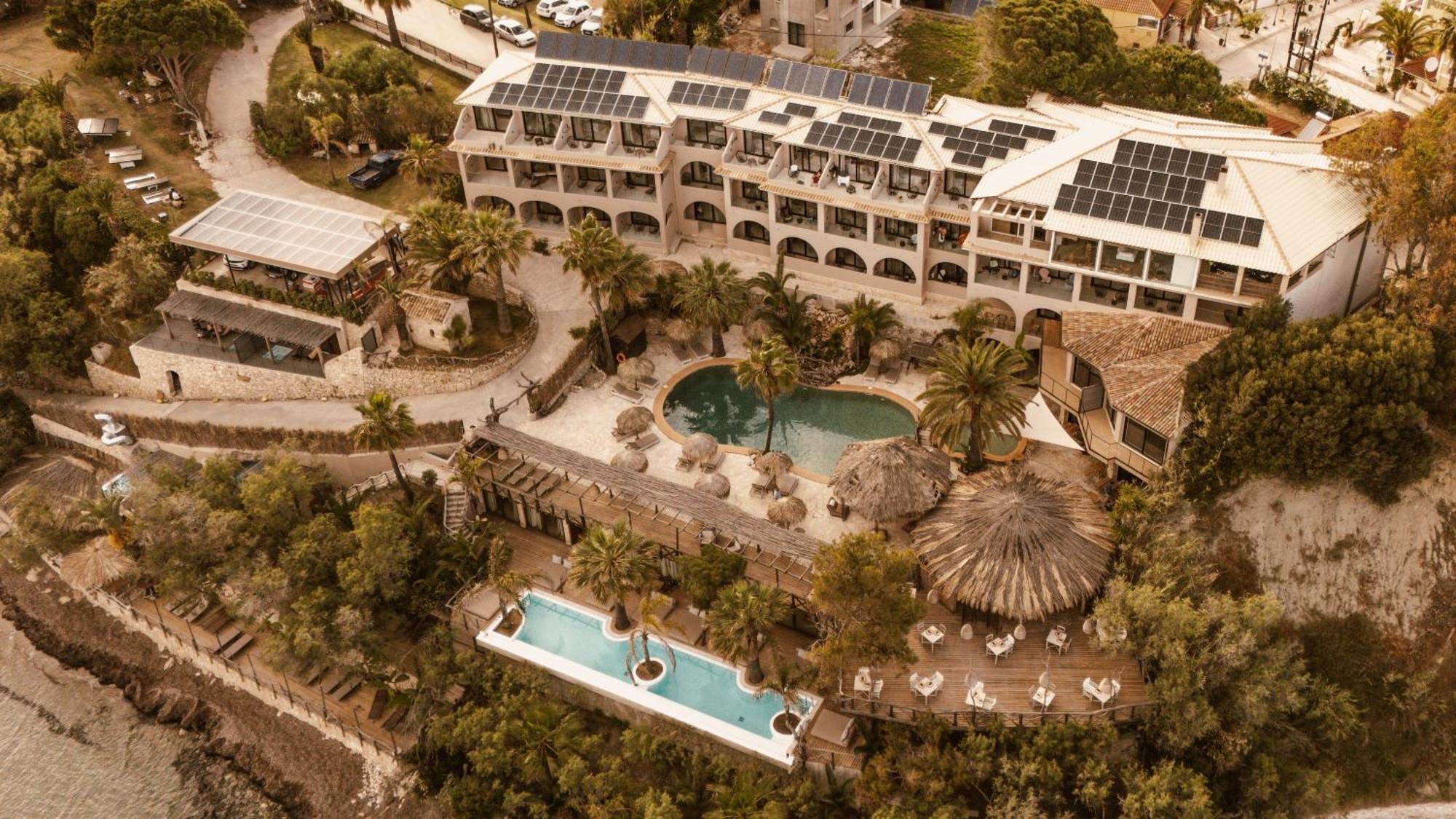 Gloria Maris And Hotel